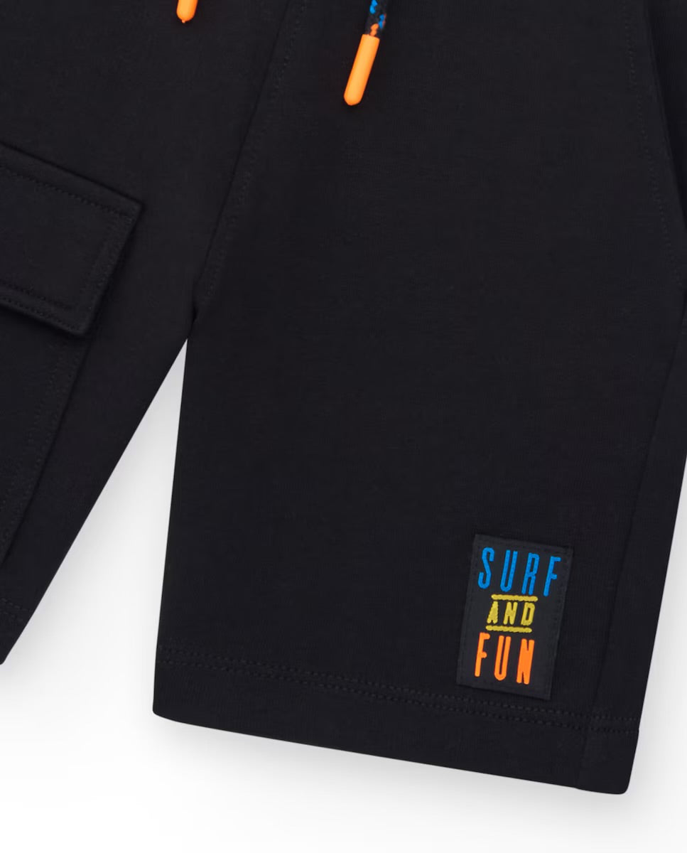 TUC TUC Conjunto Camiseta para niño en negro con estampado tropical Bermuda en negro con bolsillo lateral y cordón de ajuste