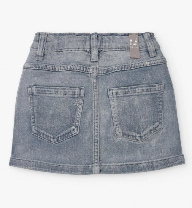 TucTuc NK Straberry Sorbet Conjunto Camiseta de manga corta para niña en blanco y estampado metálico Falda vaquera niña en Denim Plateada con bajo cruzado