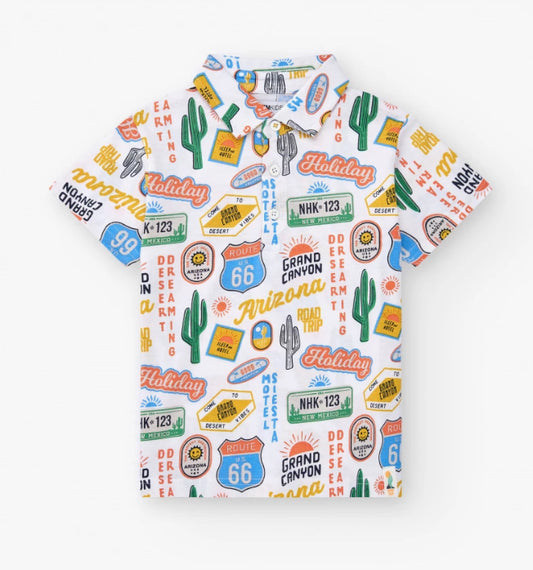 TucTuc NK Road Trip Conjunto Niño Camiseta polo en blanco con estampado de viaje por el desierto Bermuda en azul marino con cintura elástica y cordón multicolor.