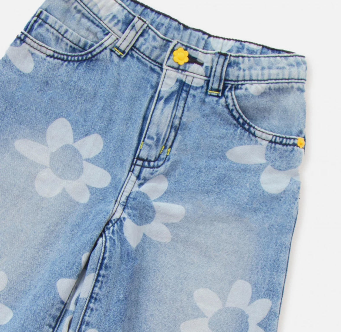 Tuc Tuc Conjunto Camiseta de punto para niña en blanco con volantes y flor bordada Pantalón en Denim azul con estampado florales. Colección: Hey Buddies