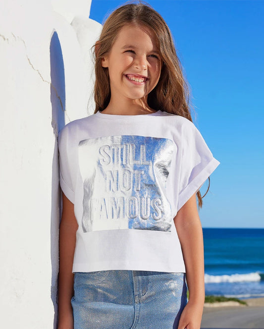 TucTuc NK Straberry Sorbet Conjunto Camiseta de manga corta para niña en blanco y estampado metálico Falda vaquera niña en Denim Plateada con bajo cruzado