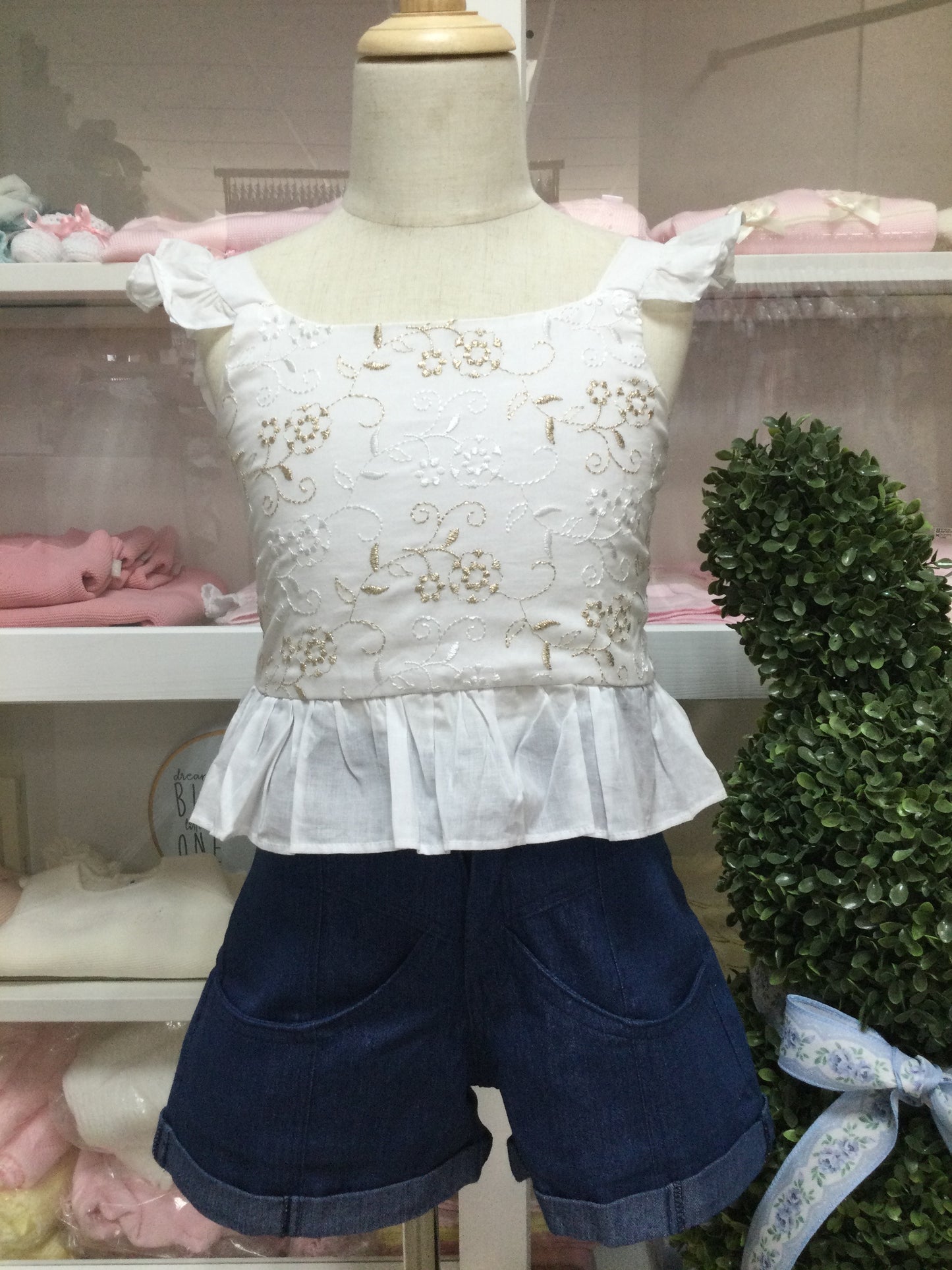 MAMAMIA Blusa Blanca con Bordada Dorada y Blanco Pantalón Mahón Corto