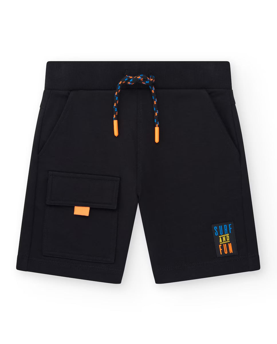 TUC TUC Conjunto Camiseta para niño en negro con estampado tropical Bermuda en negro con bolsillo lateral y cordón de ajuste