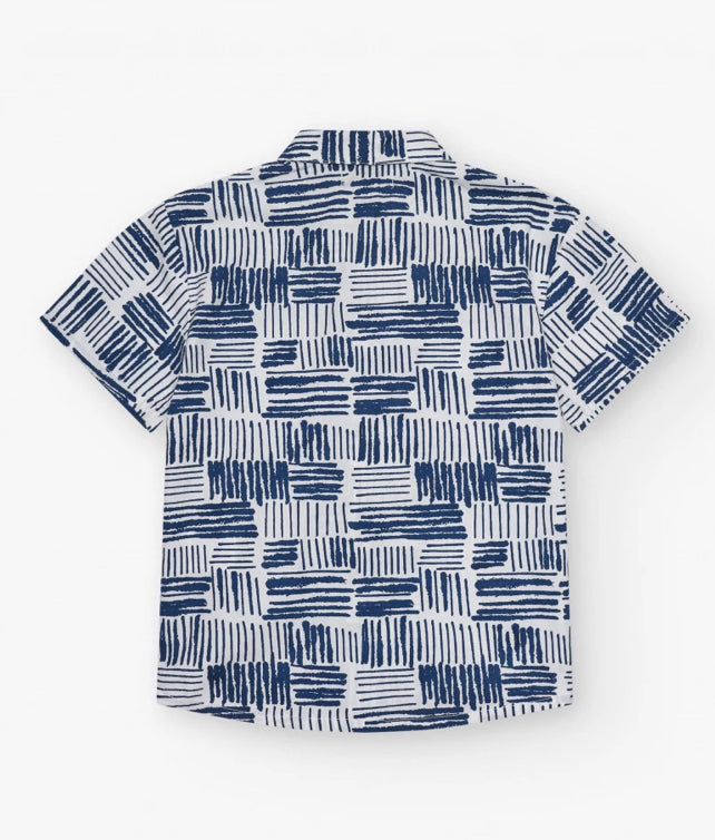 TucTuc NK Keep on Rolling Conjunto Niño Camisa en blanco con estampado geométrico azul y bolsillo decorativo. Pantalón en azul marino con bolsillos y pespuntes en contraste.