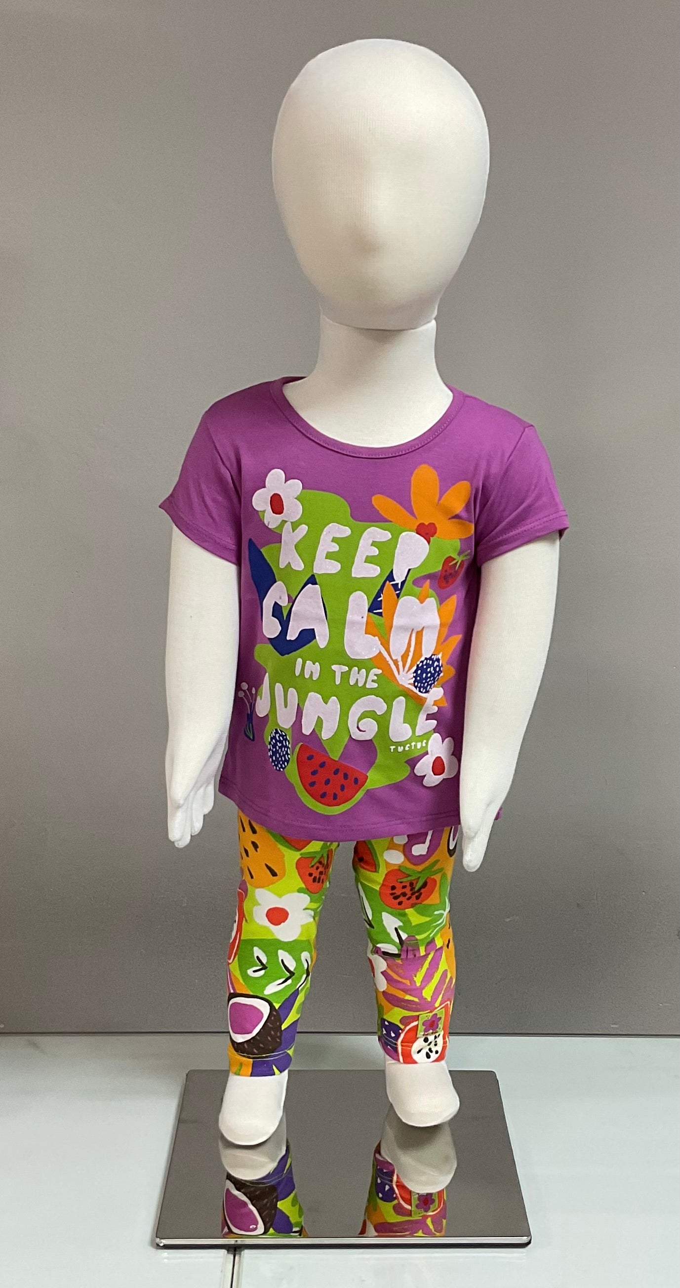 TucTuc Vacay Feelings Conjunto Camiseta Lila Para Niña Con Estampado Tropical, Mensaje Y Leggings Verde Con Estampado De Frutas Tropicales