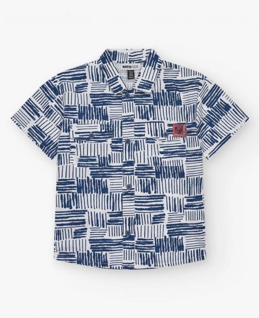 TucTuc NK Keep on Rolling Conjunto Niño Camisa en blanco con estampado geométrico azul y bolsillo decorativo. Pantalón en azul marino con bolsillos y pespuntes en contraste.