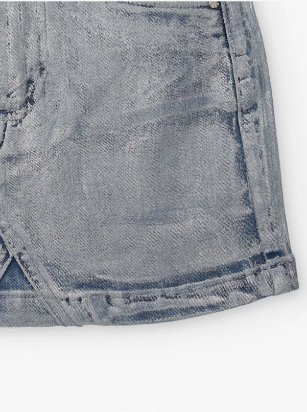 TucTuc NK Straberry Sorbet Conjunto Camiseta de manga corta para niña en blanco y estampado metálico Falda vaquera niña en Denim Plateada con bajo cruzado