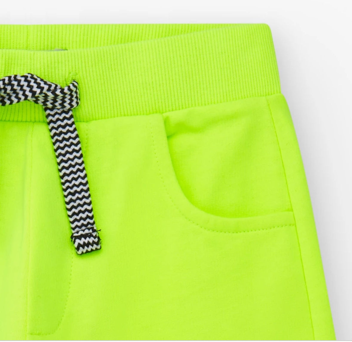 TucTuc Endless Summer Conjunto Camiseta para niño estampado en blanco con mensajes de playa y diversión Bermudas en amarillo con cintura ajustable y bolsillos