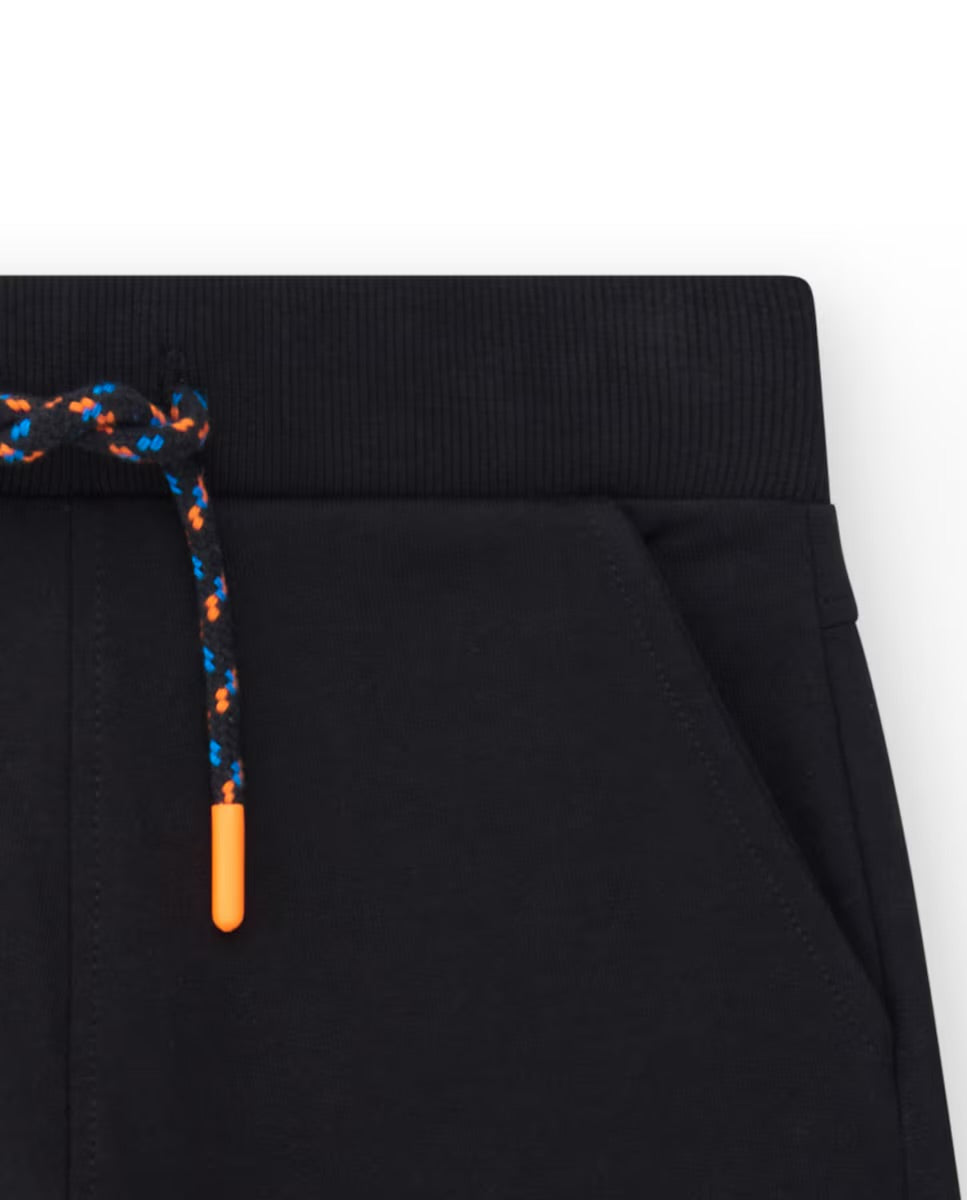 TUC TUC Conjunto Camiseta para niño en negro con estampado tropical Bermuda en negro con bolsillo lateral y cordón de ajuste