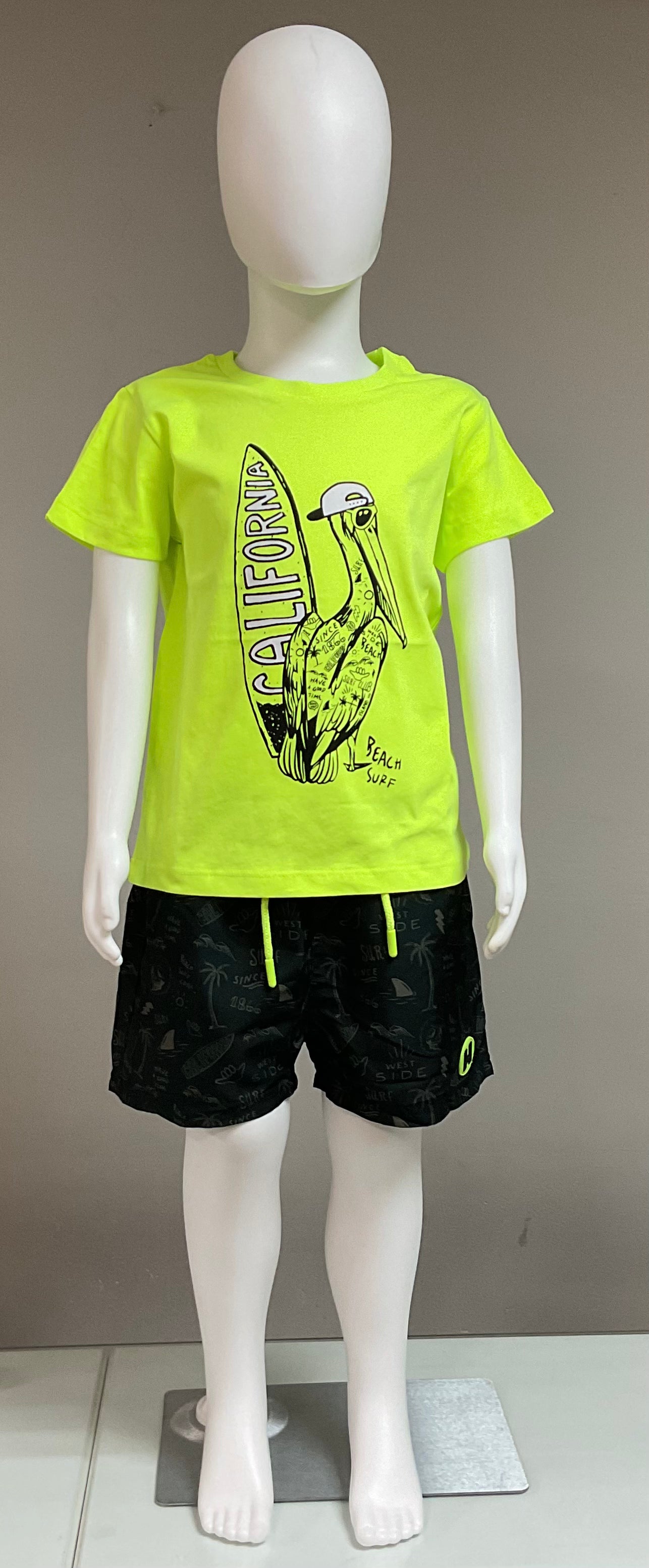 Tuc Tuc Conjunto Camiseta para niño en amarillo con estampado de pelicano Bañador para niño en negro con estampado surfero
