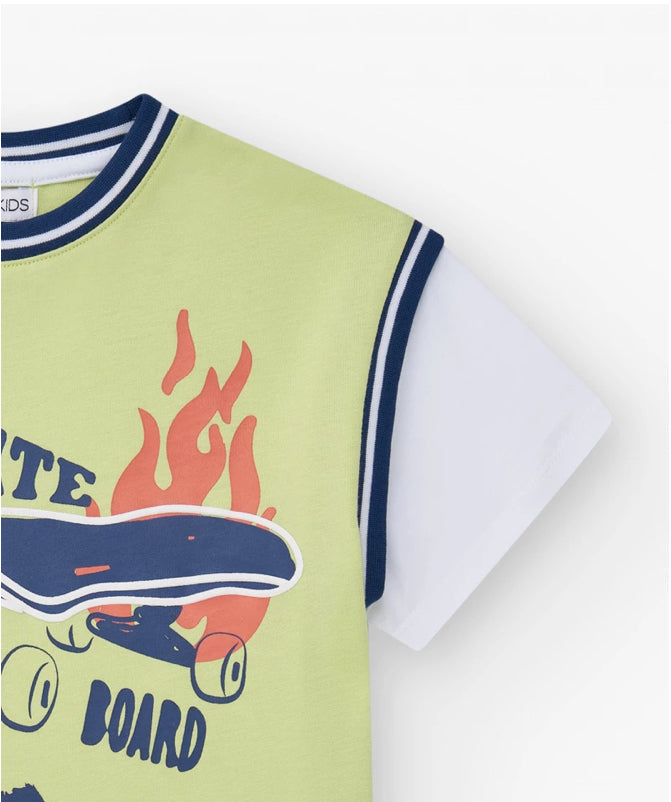 TucTuc NK Keep on Rolling Camiseta Para Niño En Verde Con Mangas Blancas Y Texto Llamativo