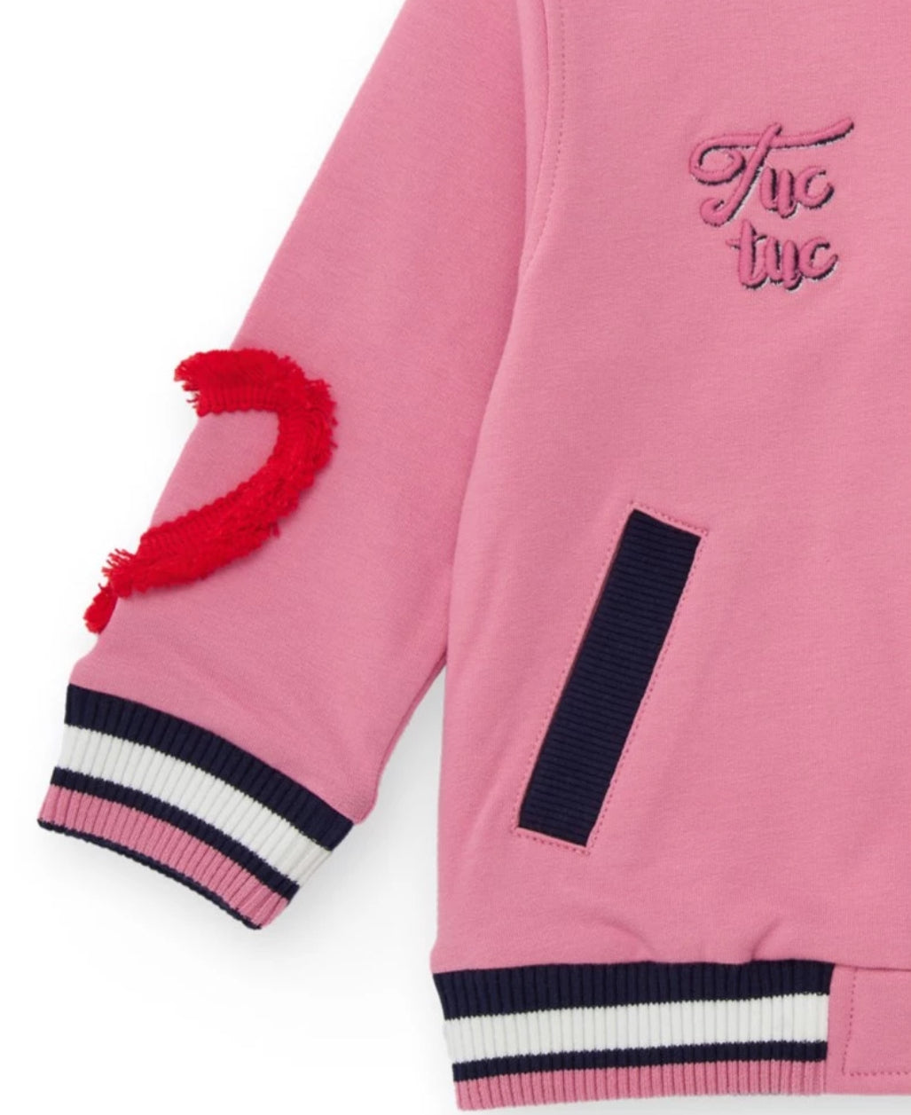 TucTuc Chaqueta tipo varsity rosa para niña con detalles bordados y aplicaciones en 3D.