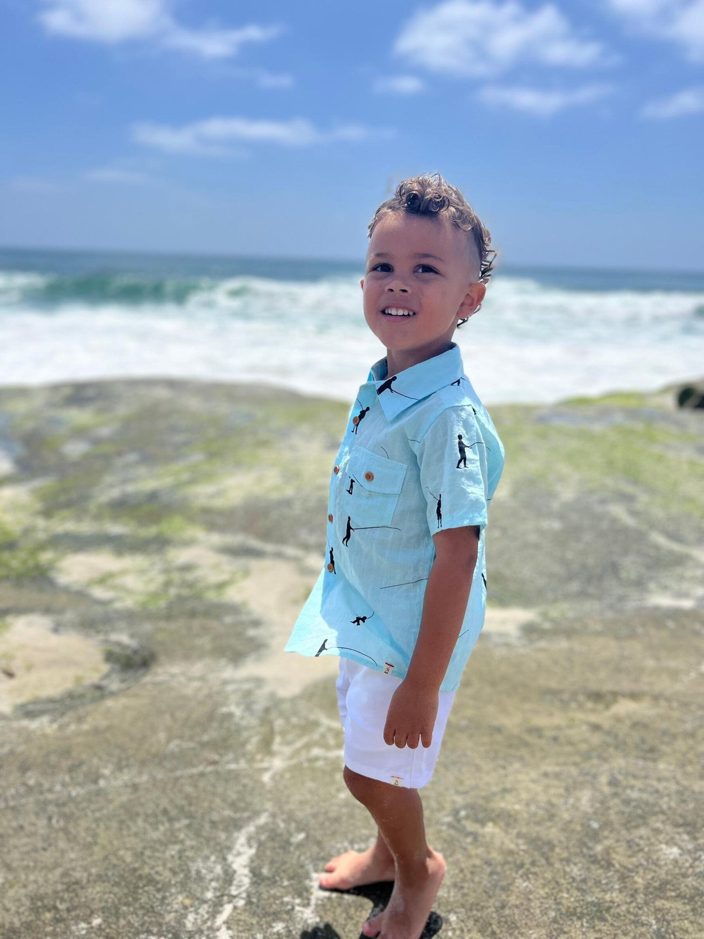 Me & Henry Camisa Manga Corta Aqua con Diseño Pescador y Pantalón Blanco en Gaza
