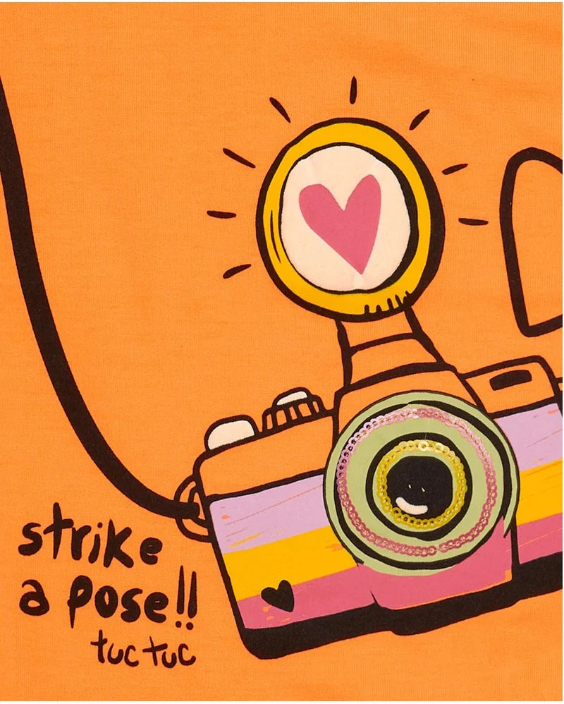 Tuc Tuc Conjunto Camiseta para niña con cámara de lentejuelas y frase "Strike a pose!!" Pantalón cargo en rosa con bolsillos y puños elásticos