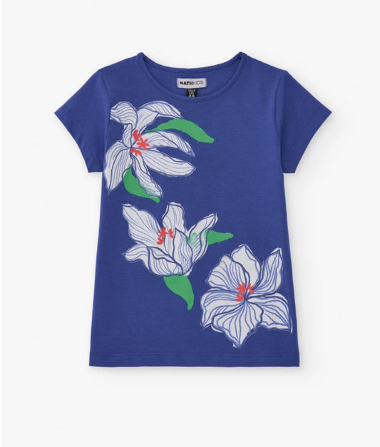 TucTuc NK Beyond The Beach Camiseta niña en azul cobalto con estampado floral lateral Short para niña en blanco con cintura elástica y lazo decorativo