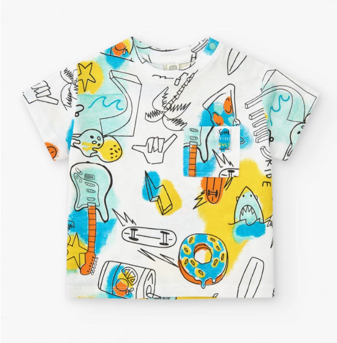 TucTuc First Have Fun Conjunto Camiseta para niño en blanco con guitarras y donuts Bermuda de baño en azul con patinetes y frase "Be Free Skate"