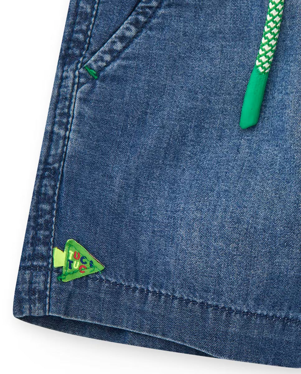 TucTuc  Conjunto Camiseta para niño en blanco con tiburones en verde y azul Bermuda denim para niño en azul con pez bordado. Colección: Color The Sea