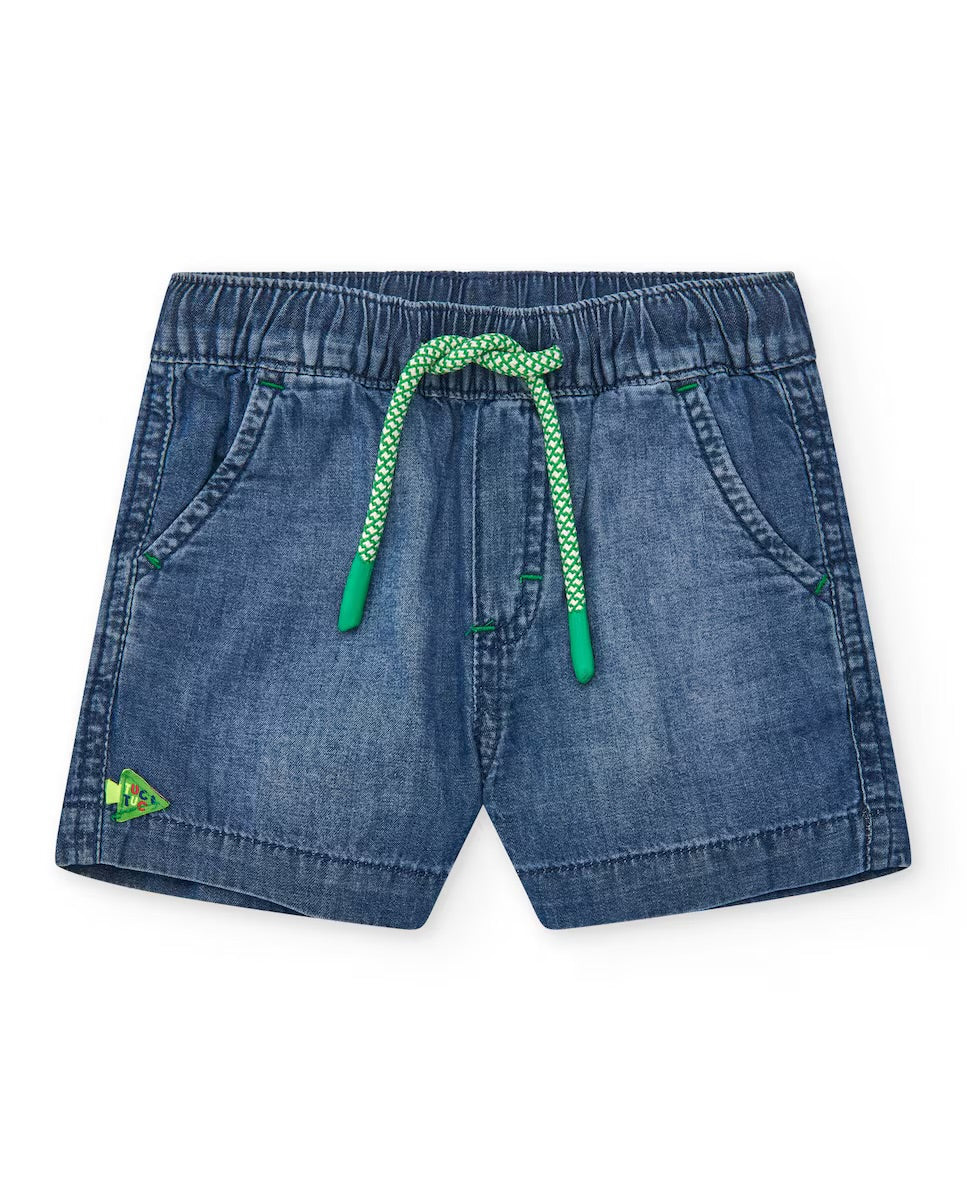 TucTuc  Conjunto Camiseta para niño en blanco con tiburones en verde y azul Bermuda denim para niño en azul con pez bordado. Colección: Color The Sea
