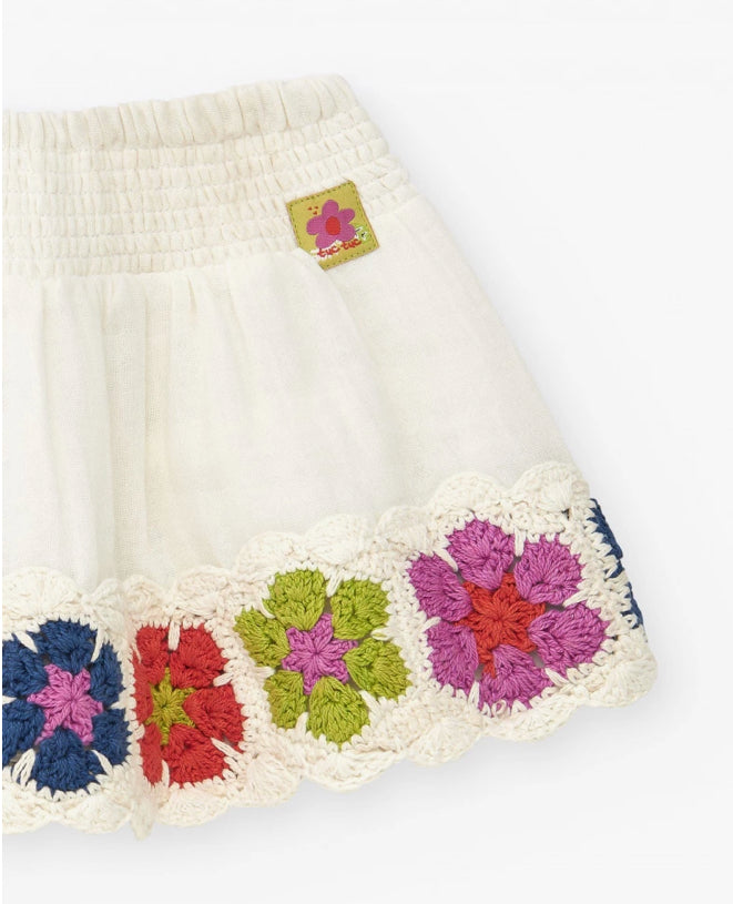 Tuc Tuc Conjunto Camiseta verde para niña con volantes y flor de crochet Falda blanca con detalles en crochet multicolor