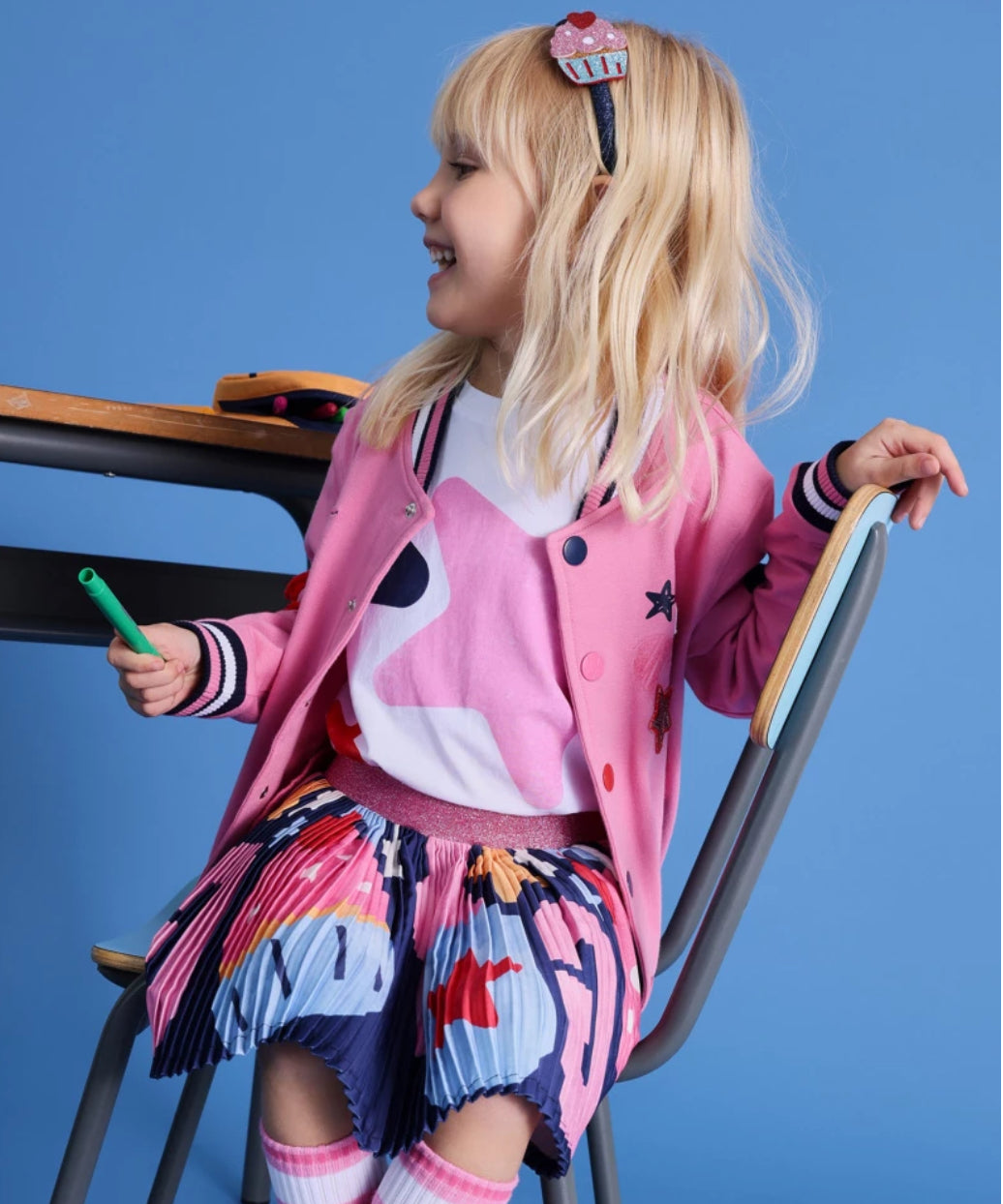 TucTuc Camiseta Blanca Manga Larga Estrellas Y Falda Plisada Multicolor.