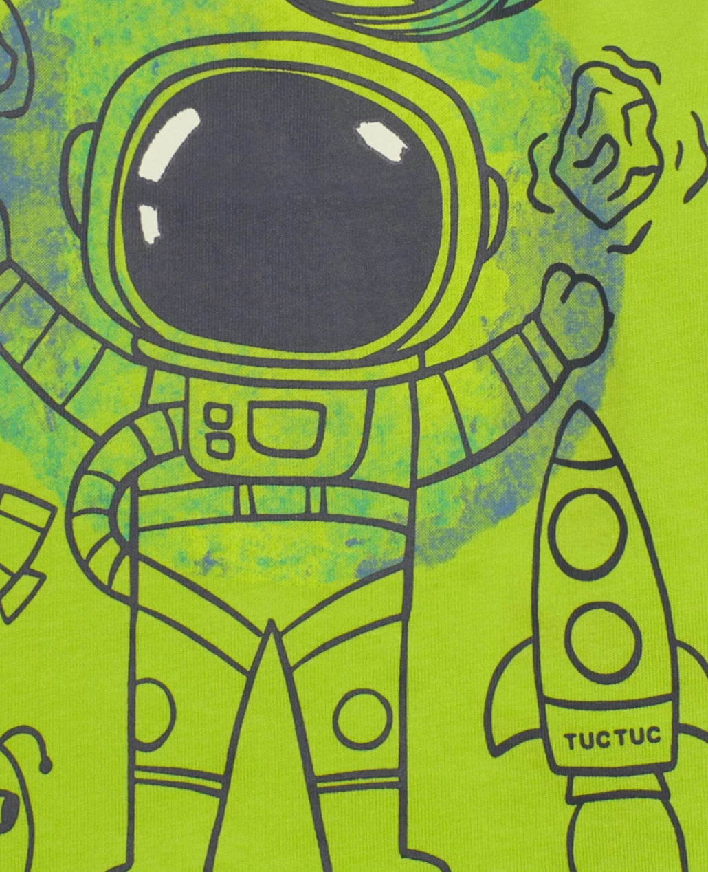 TucTuc Camiseta para niño color verde con estampado de astronauta y Pantalón azul marino con cintura ajustable y bordado de nave espacial.