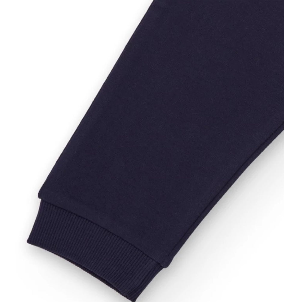 TucTuc Camiseta para niño color verde con estampado de astronauta y Pantalón azul marino con cintura ajustable y bordado de nave espacial.