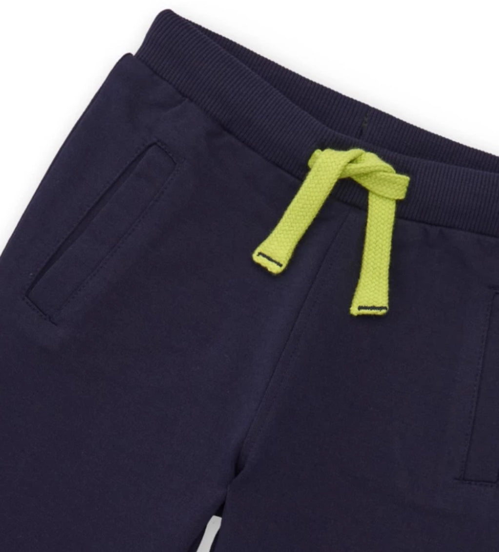 TucTuc Camiseta para niño color verde con estampado de astronauta y Pantalón azul marino con cintura ajustable y bordado de nave espacial.