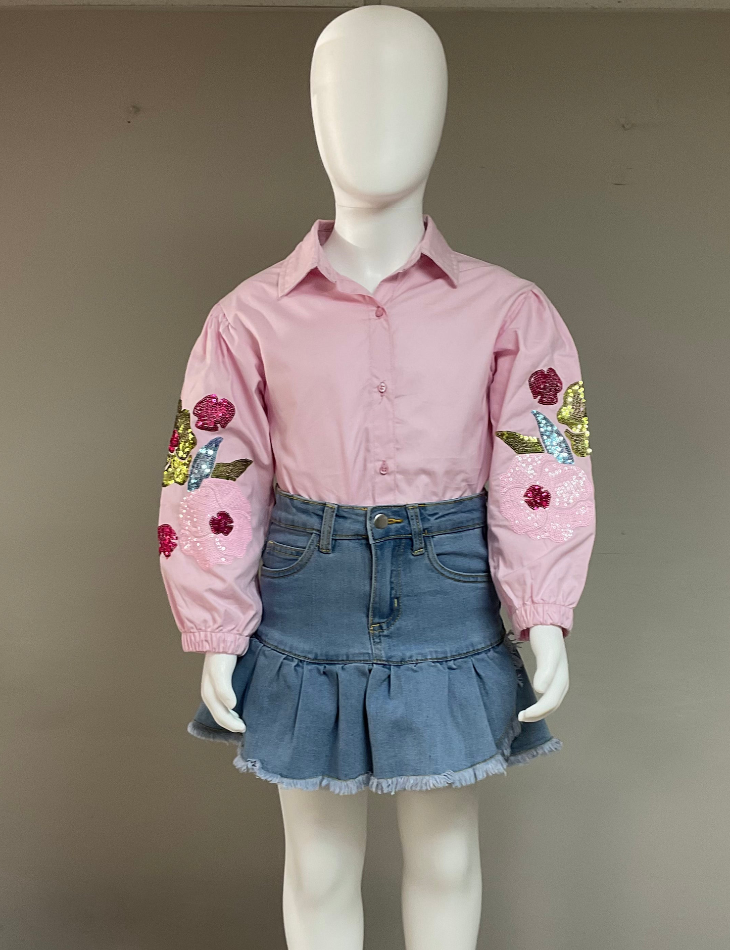 TucTuc NK Camisa rosa para niña con bordado floral en mangas y Falda vaquera con volante para niña.