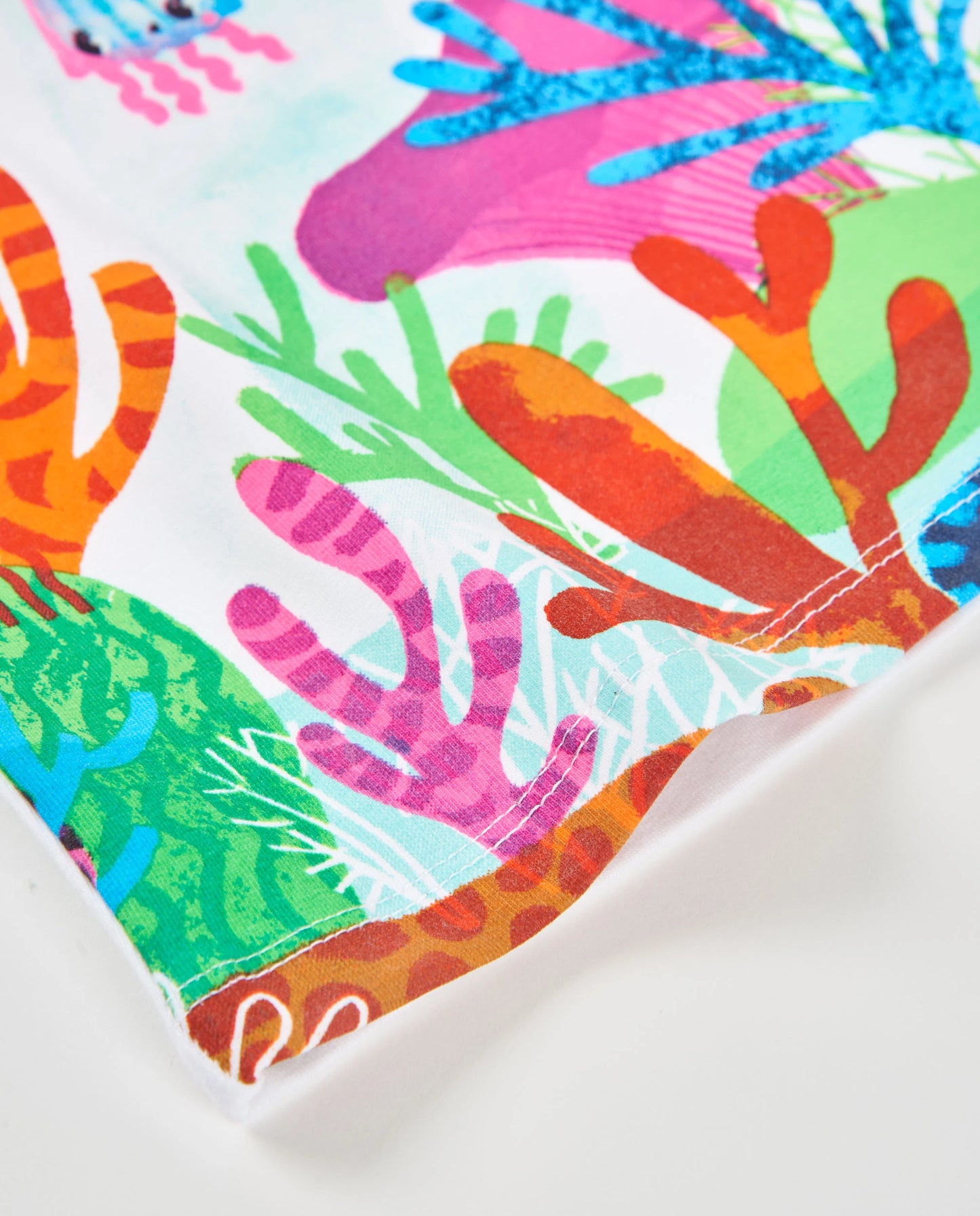 TucTuc Conjunto Camiseta Y Falda Pantalón Estampado Marino Medusa, peces y corales en tonos vibrantes